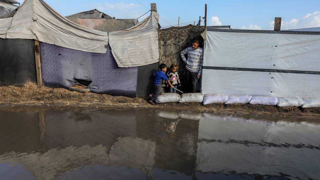 Gazze’de üç günlük yağış, Filistinlilerin çadırlarını su altında bıraktı 1
